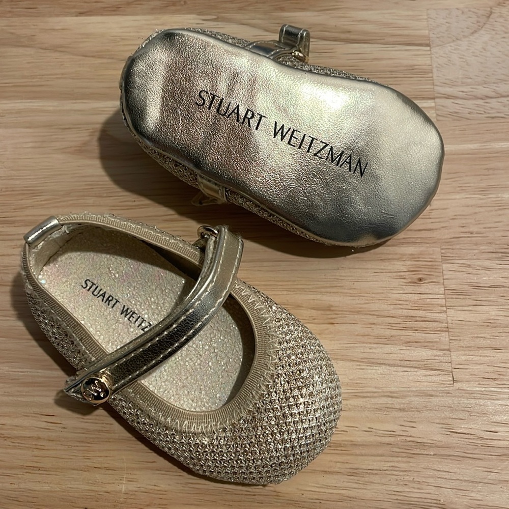 Stuart Weitzman Baby Shoes in Gold - Size 1